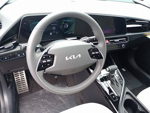 New 2025 Kia Niro EX Touring image 9