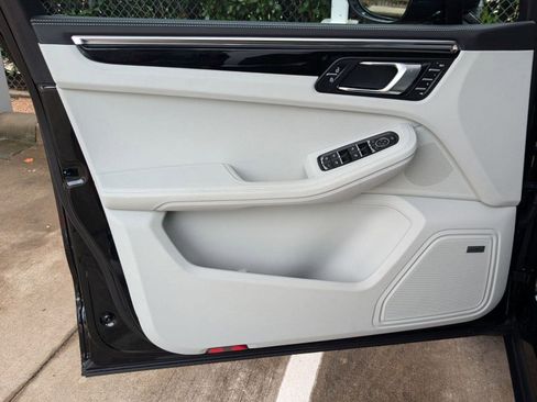 Certified 2025 Porsche Macan image 13