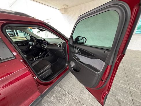 Used 2024 Chevrolet TrailBlazer LT w/ LT Cold Weather Package FWD image 14