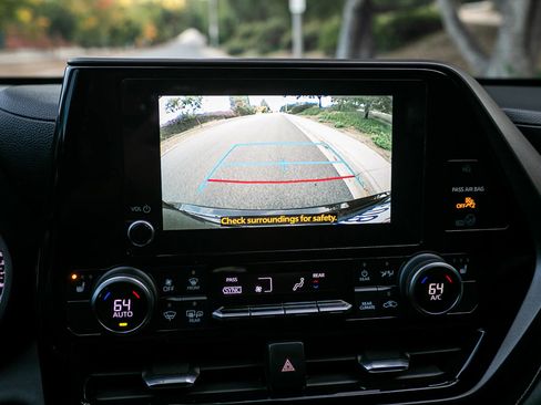 Used 2024 Toyota Highlander XLE image 32