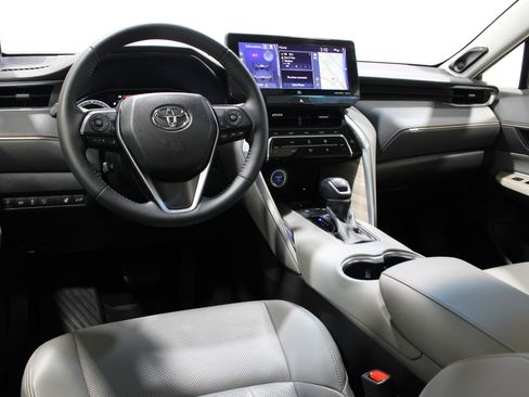 Used 2021 Toyota Venza Limited image 2
