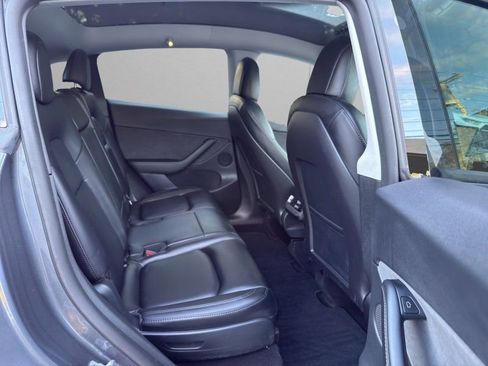 Used 2022 Tesla Model Y Long Range image 12