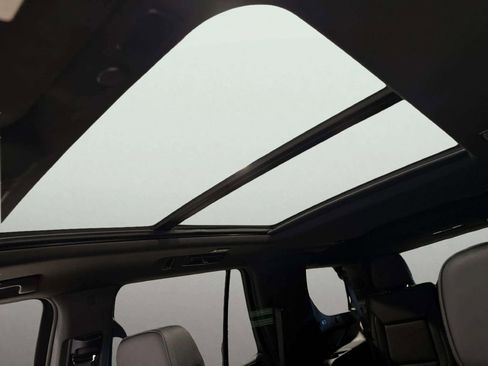 Used 2021 GMC Yukon Denali w/ Denali Premium Package image 15