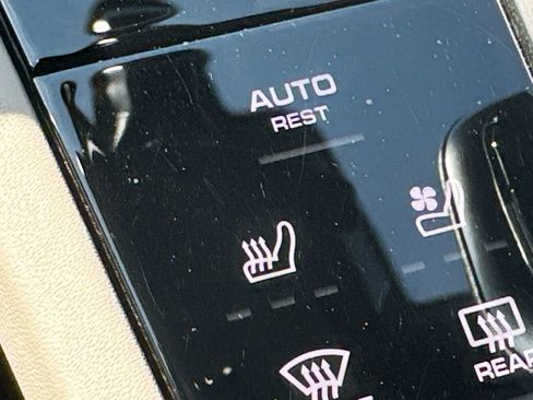 Used 2023 Porsche Cayenne Platinum Edition image 22