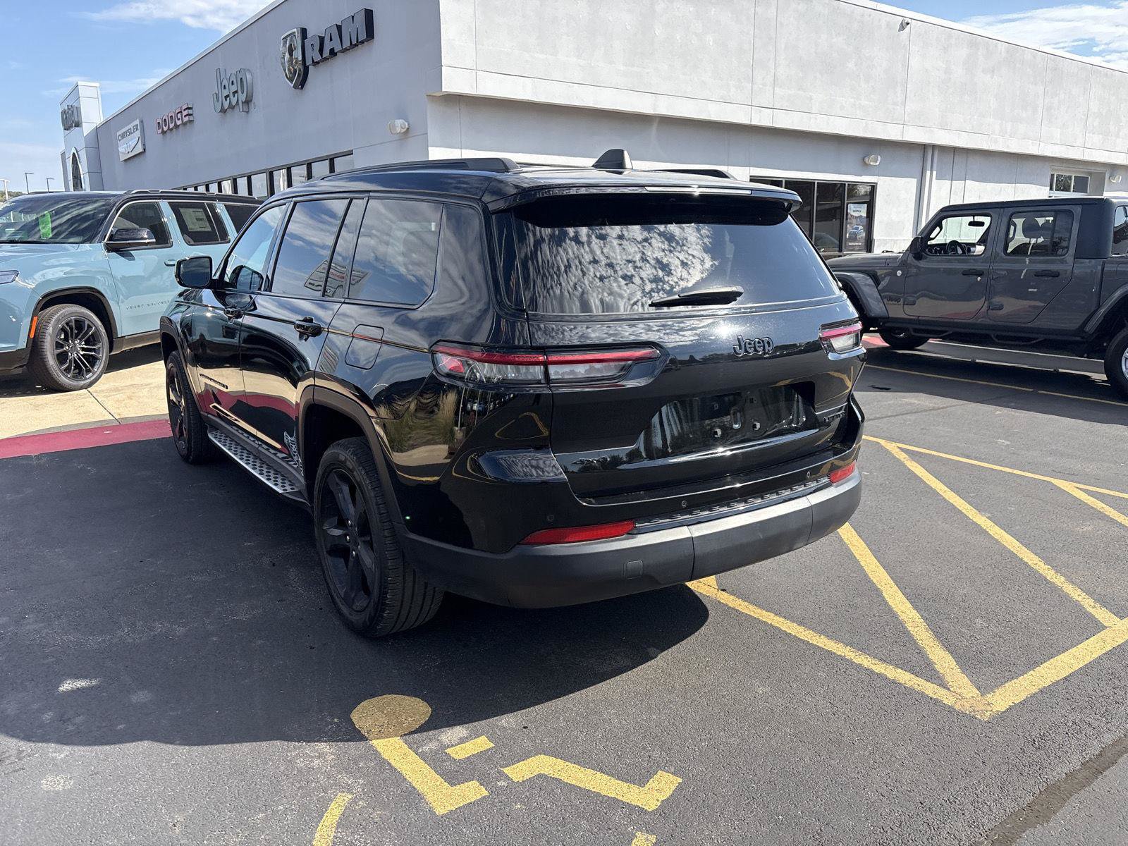 Used 2025 Jeep Grand Cherokee L Limited w/ Black Appearance Package AWD/4WD image 7