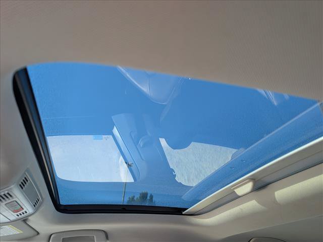 Used 2022 Volkswagen Jetta SE w/ Panoramic Sunroof Package FWD image 12