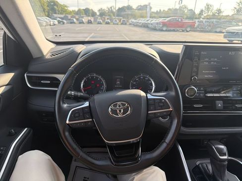 Used 2021 Toyota Highlander LE FWD image 10