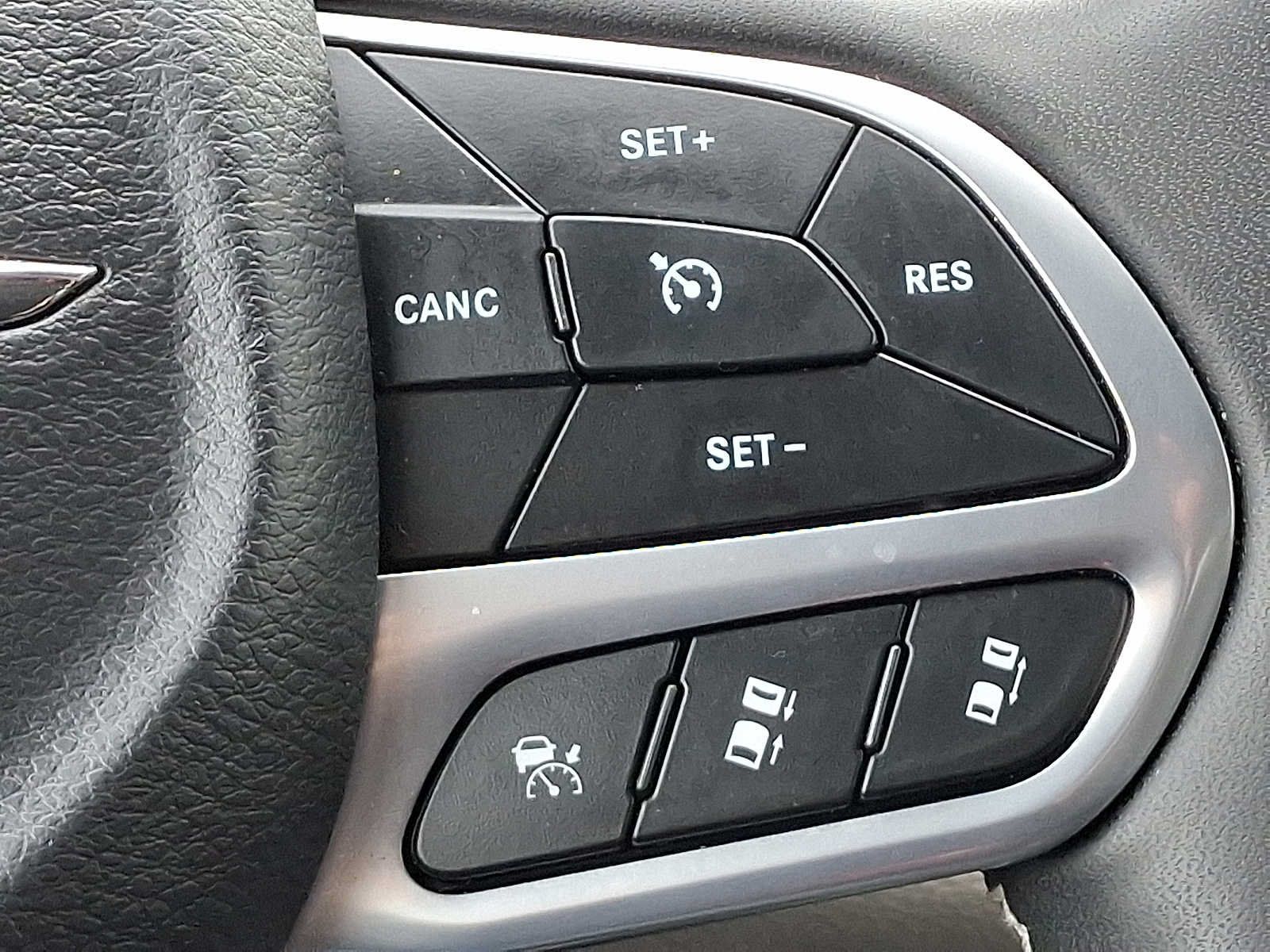 Used 2023 Chrysler Pacifica Touring-L FWD image 22