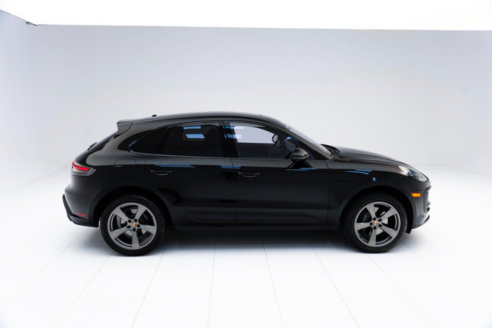 Certified 2024 Porsche Macan AWD/4WD image 8