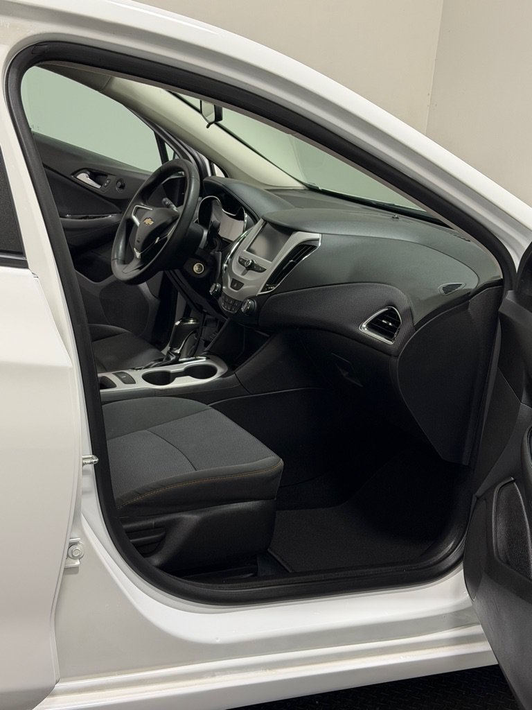 Used 2017 Chevrolet Cruze LS FWD image 11