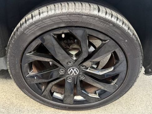 Used 2022 Volkswagen Taos SE w/ Panoramic Sunroof Package FWD image 26