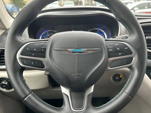 Used 2018 Chrysler Pacifica Touring-L image 24