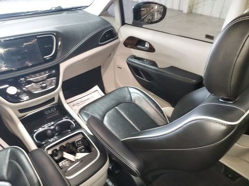 Used 2022 Chrysler Pacifica Limited image 11