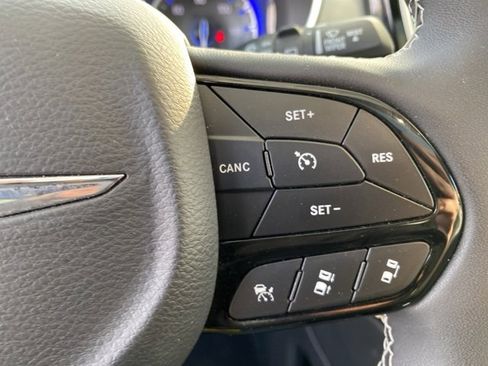 Used 2025 Chrysler Pacifica Limited image 22