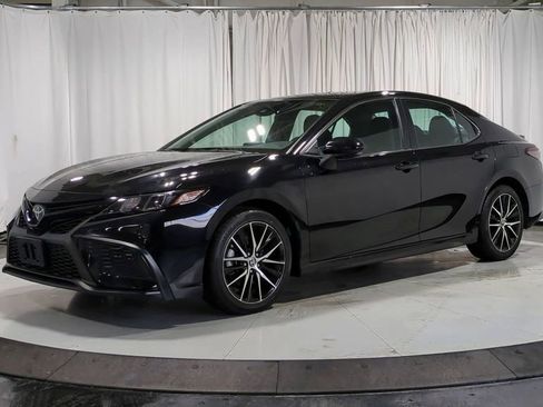 Used 2023 Toyota Camry SE image 4