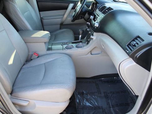 Used 2011 Toyota Highlander SE image 9