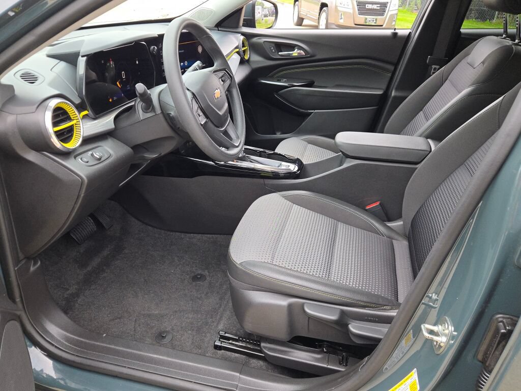 Used 2025 Chevrolet Trax LT FWD image 26