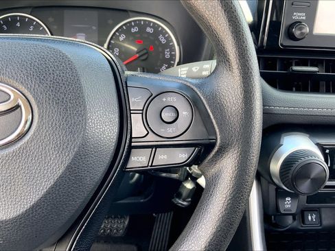 Used 2019 Toyota RAV4 LE FWD image 24
