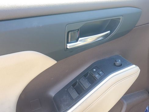 Used 2021 Toyota Highlander XLE image 25