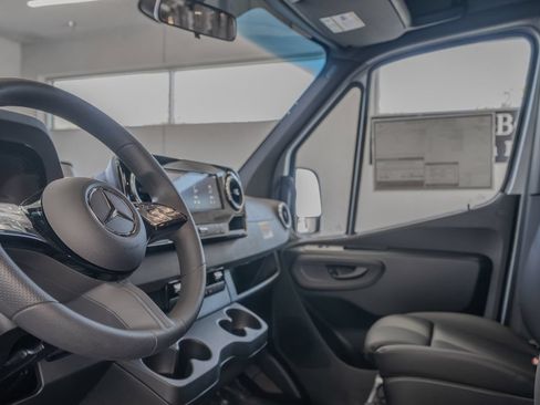 Used 2025 Mercedes-Benz Sprinter 2500 image 7