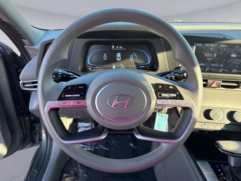 Used 2024 Hyundai Elantra SE image 28