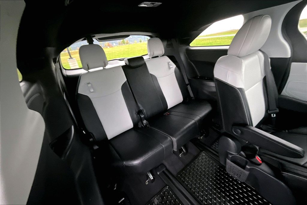 Used 2025 Toyota Sienna XSE AWD/4WD image 28