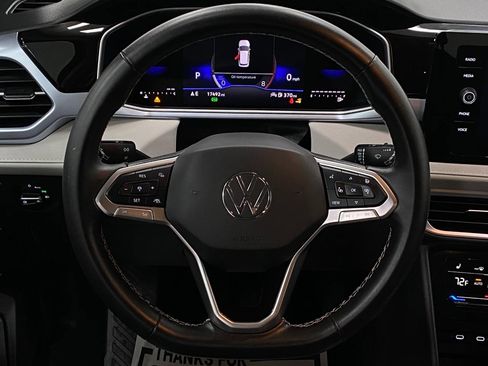 Used 2025 Volkswagen Taos SE image 14