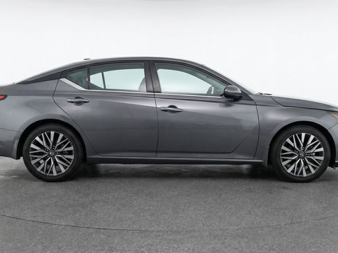 Used 2025 Nissan Altima 2.5 SV image 11