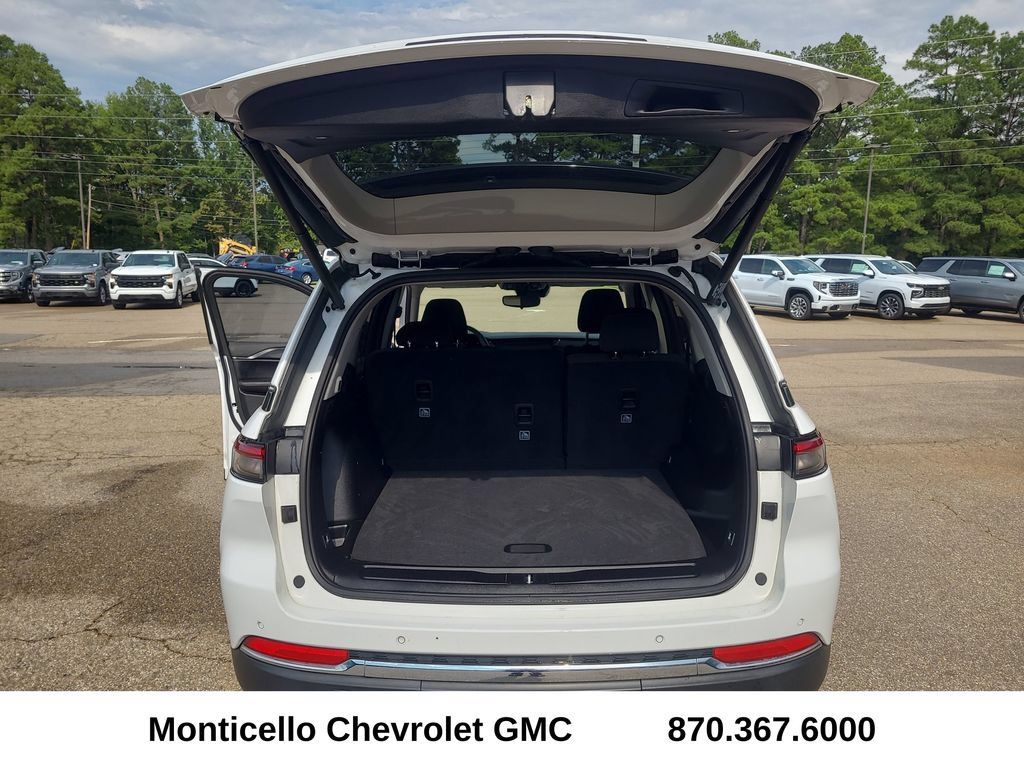 Used 2023 Jeep Grand Cherokee Laredo w/ Luxury Tech Group I AWD/4WD image 28