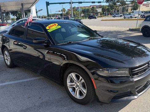Used 2019 Dodge Charger SXT RWD image 3