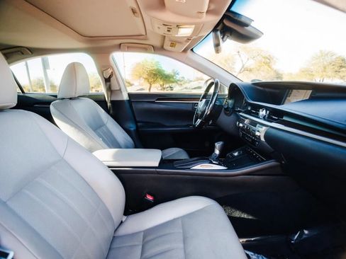 Used 2017 Lexus ES 300h w/ Luxury Package image 37