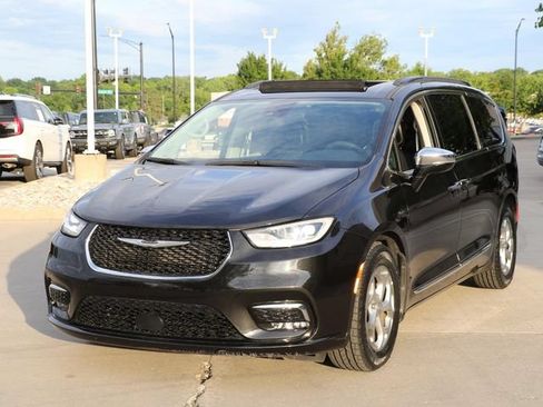 Used 2023 Chrysler Pacifica Limited FWD image 3