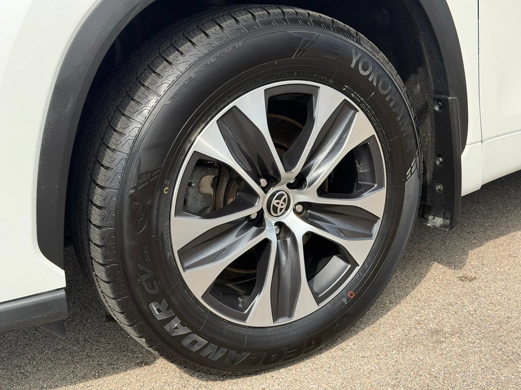 Used 2021 Toyota Highlander XLE AWD/4WD image 27