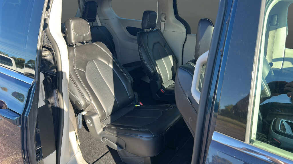 Used 2024 Chrysler Pacifica Touring-L FWD image 18