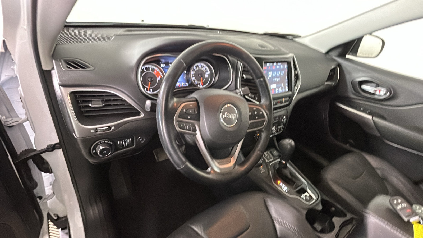 Used 2021 Jeep Cherokee Latitude Lux w/ Sun & Sound Group AWD/4WD image 16