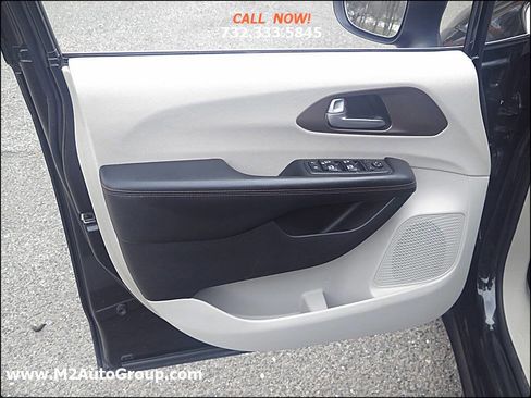 Used 2017 Chrysler Pacifica Touring image 27