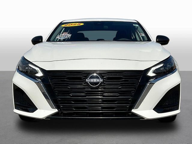 Used 2025 Nissan Altima 2.5 SV FWD image 2