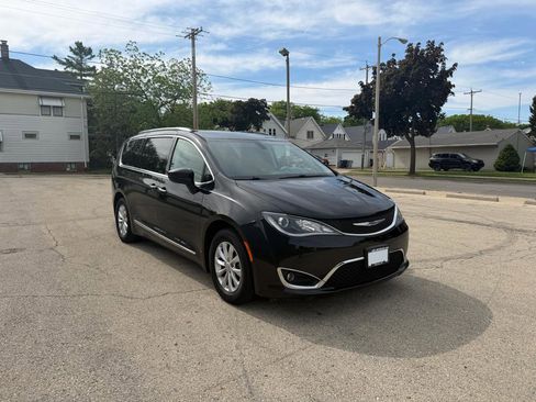 Used 2018 Chrysler Pacifica Touring-L FWD image 1
