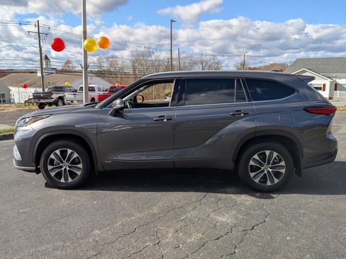 Used 2022 Toyota Highlander XLE image 6
