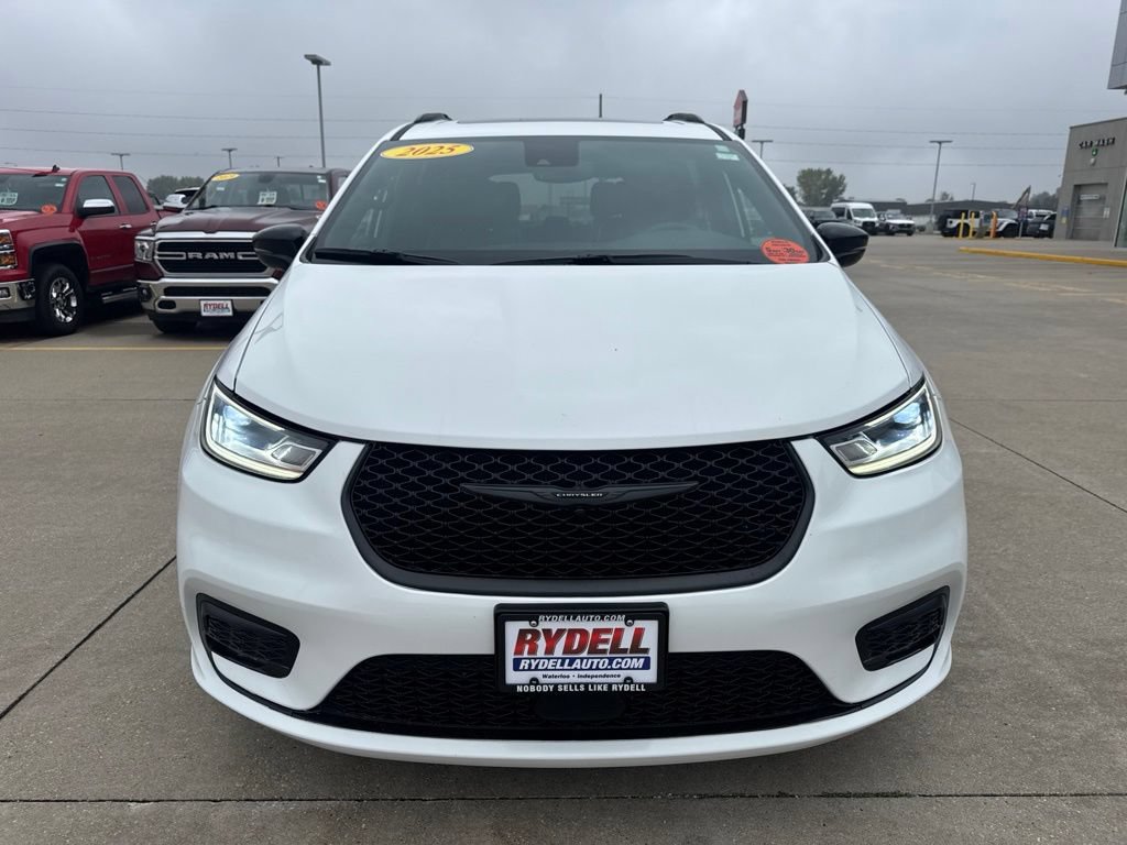 Used 2025 Chrysler Pacifica Limited FWD image 32