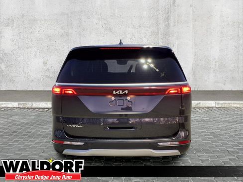 Used 2023 Kia Carnival LX image 3