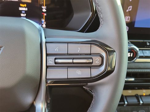 Used 2023 Chevrolet Colorado LT w/ LT Convenience Package II image 6