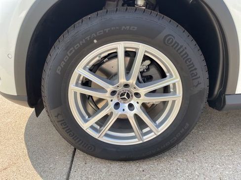 Used 2025 Mercedes-Benz GLC 300 4MATIC image 11