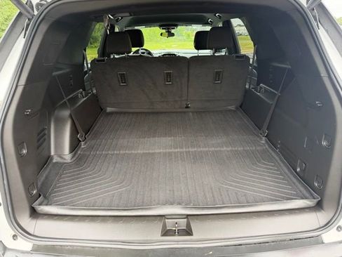 Used 2022 Chevrolet Traverse LT FWD image 7