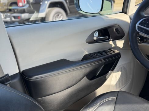 Used 2022 Chrysler Pacifica Touring-L image 17