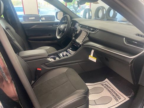 New 2025 Jeep Grand Cherokee Altitude image 18