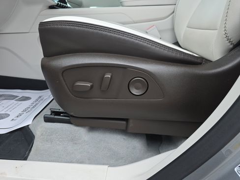 Used 2024 GMC Acadia Denali image 29