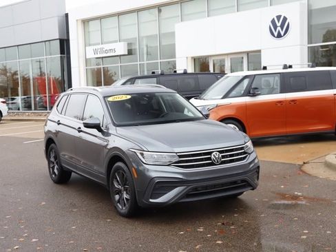 Used 2023 Volkswagen Tiguan SE image 1