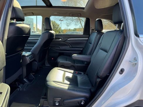 Used 2017 Toyota Highlander Limited image 16