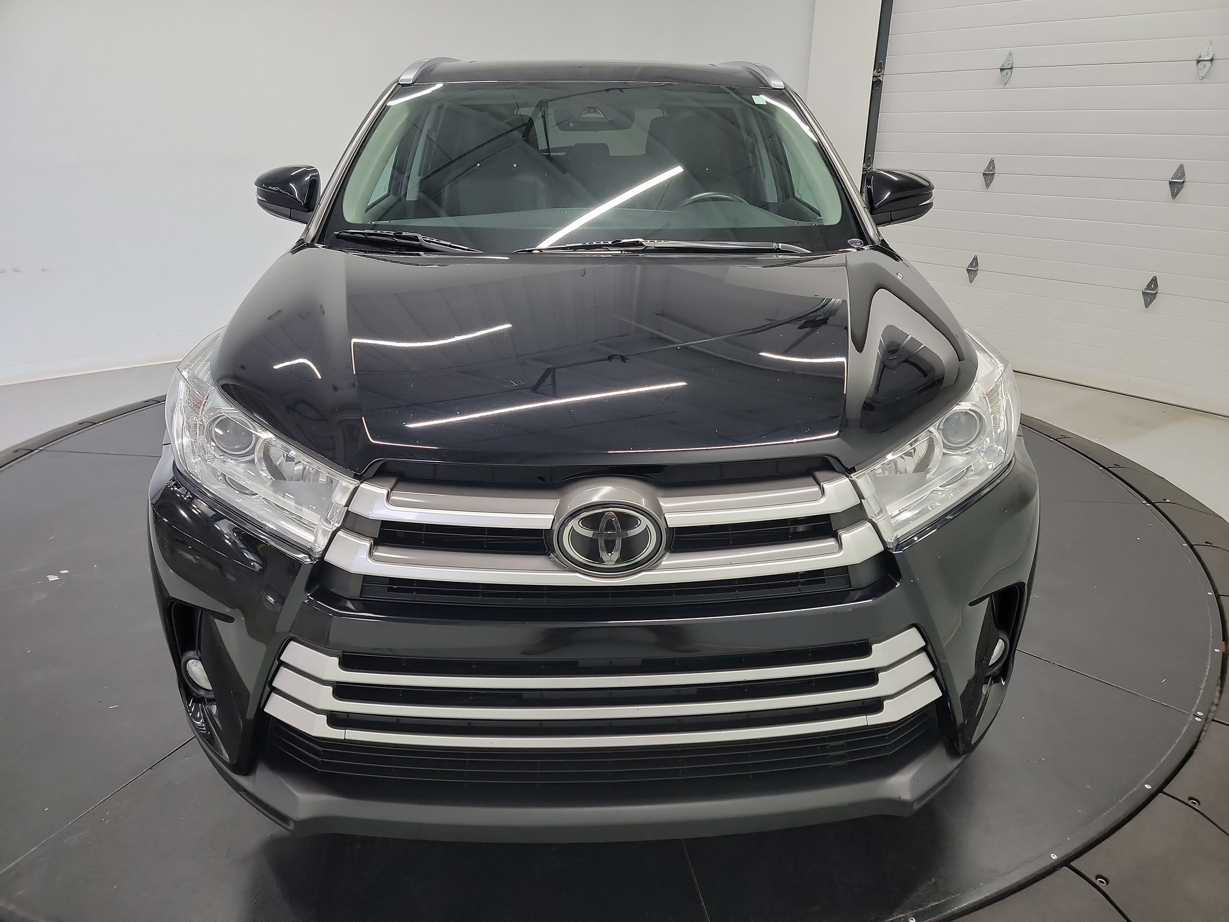Used 2019 Toyota Highlander XLE w/ Carpet Mat Package (TMS) AWD/4WD image 2